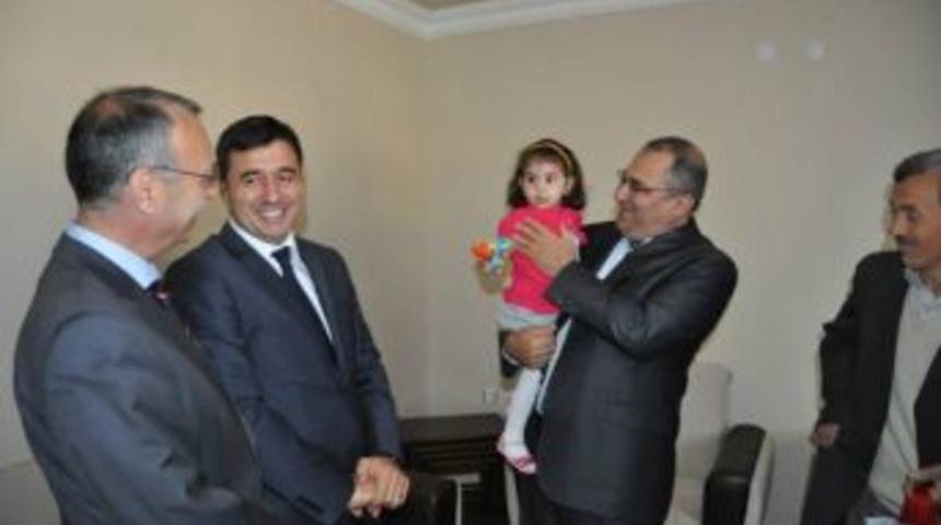 Vali Şehit ailesini ziyaret etti