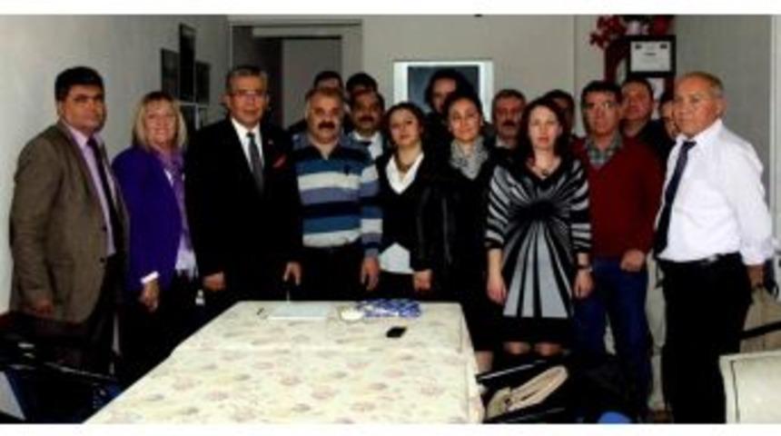 Chp&rsquo;li G&uuml;m&uuml;ş &Ouml;ğretmenler G&uuml;n&uuml;n&uuml; Erken Kutladı