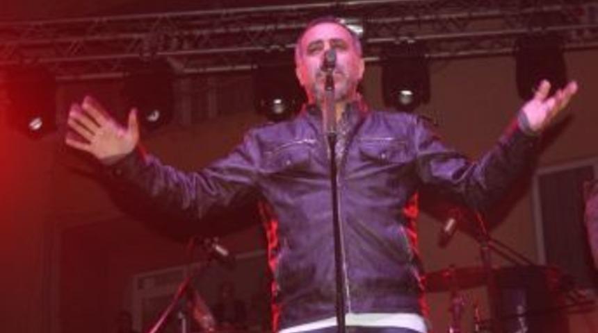 Haluk Levent Uzunk&ouml;pr&uuml;l&uuml;leri Coşturdu