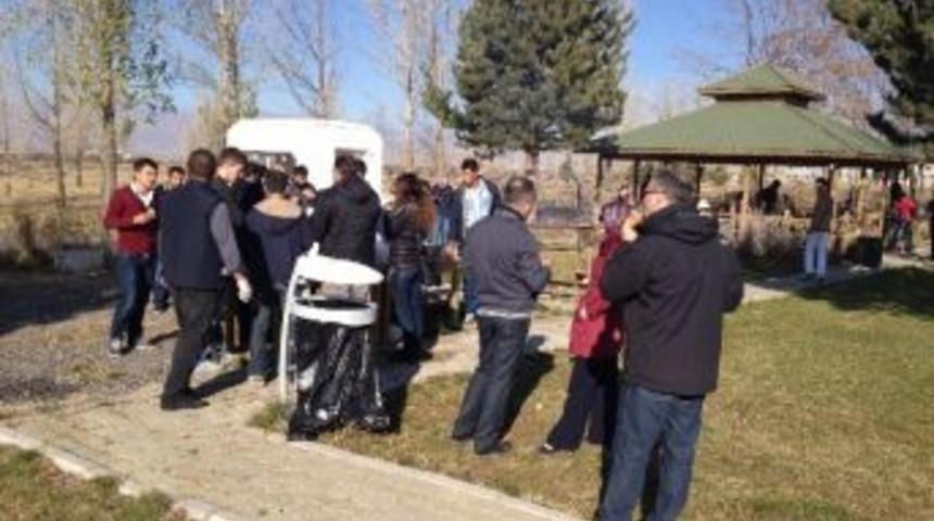 Su &Uuml;r&uuml;nleri Fak&uuml;ltesi &Ouml;ğrencileri, Yeni D&ouml;nemin Başlangıcını D&uuml;zenlenen Balık Ekmek Şenliği İle Kutladılar