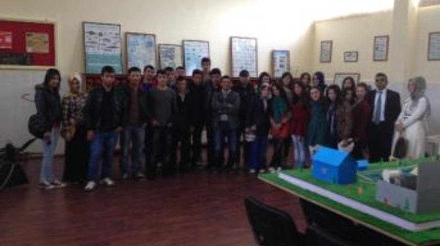 Mercan Lisesi &Ouml;ğrencileri, Su &Uuml;r&uuml;nleri Fak&uuml;ltesini Ziyaret Etti