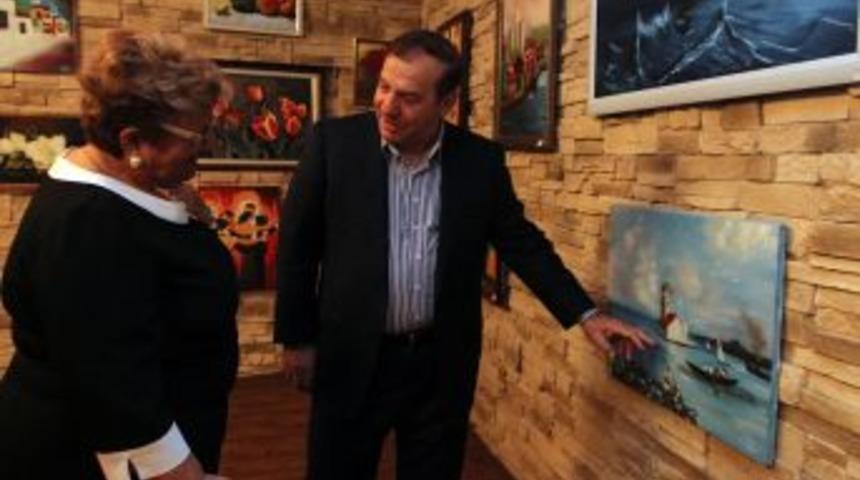 K&uuml;lt&uuml;r Merkezinde Aldığı Eğitimle Ilk Resim Sergisini A&ccedil;tı