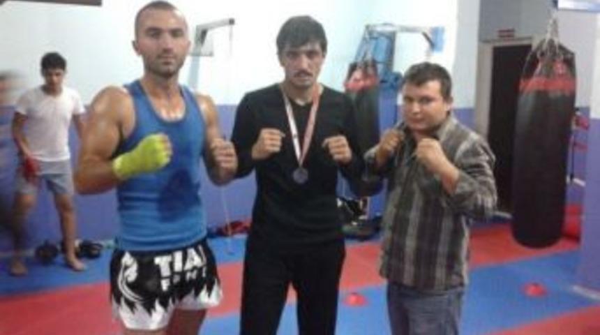 G&uuml;nd&uuml;z &Ccedil;alışıyor Akşam Şampiyonaya Hazırlanıyor