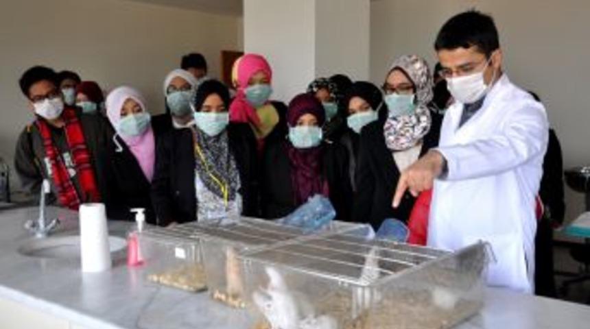 AİB&Uuml;, Malezyalı &Ouml;ğrencileri Ağırladı