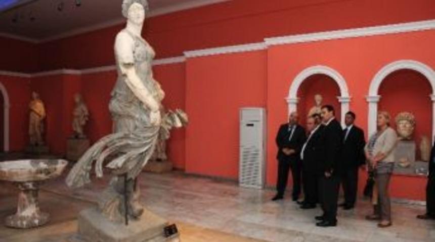 Vali &Ouml;zt&uuml;rk Antalya M&uuml;zesi&rsquo;ni Ziyaret Etti