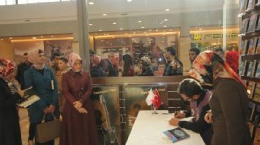 &Uuml;nl&uuml; Yazar Yağmur, Ş.urfalı Okurlarıyla Piazza&rsquo;da Buluştu