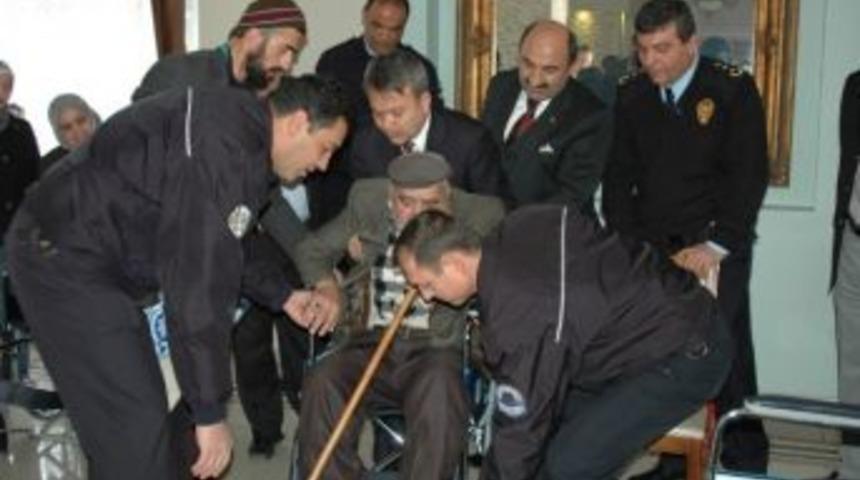 İhtiya&ccedil; Sahibi 3 Vatandaşa Tekerlekli Sandalyeye