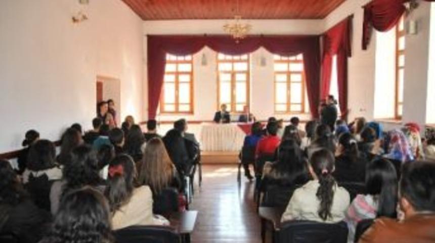 Başkan Oğul &Uuml;niversiteli Gen&ccedil;lerle Buluştu