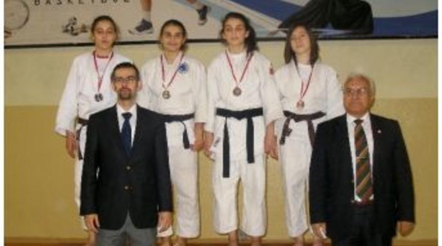 İhlas Koleji T&uuml;rkiye Şampiyonasına Beş Sporcu G&ouml;nderiyor