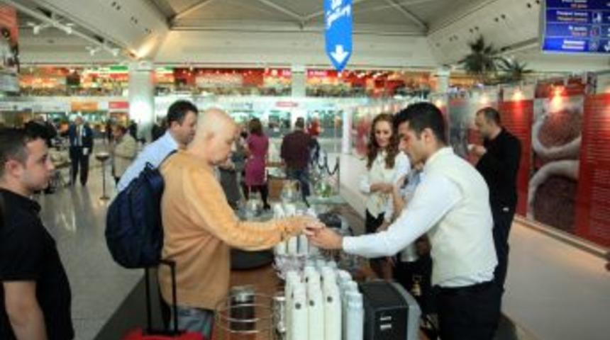 Havalimanında Yolcular T&uuml;rk Kahvesiyle Uğurlanıyor