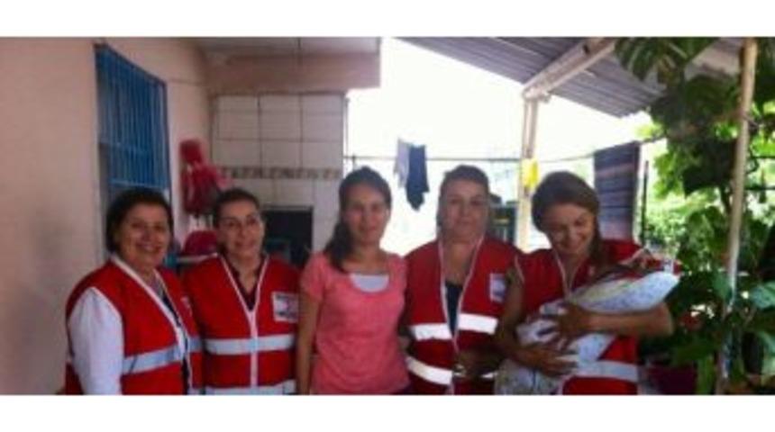 Kızılay'ın Kadınları 'sevgi Boh&ccedil;ası' Dağıtıyor