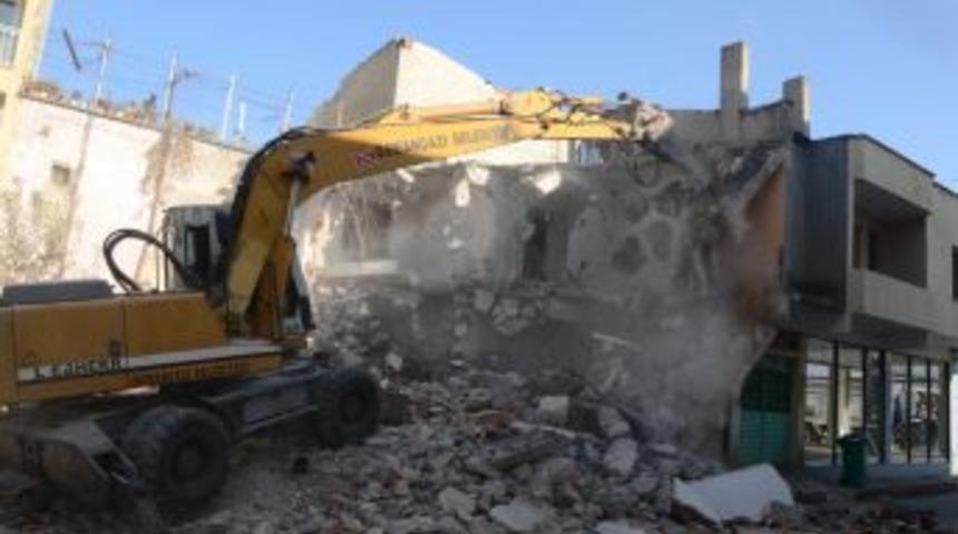 Osmangazi Belediyesi Iki Ka&ccedil;ak Binayı Yıktı