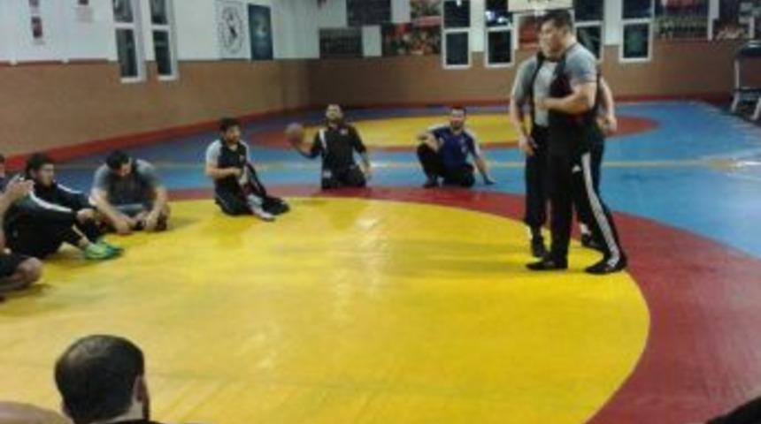 G&uuml;reş Milli Takımları Azerbaycan Yolcusu