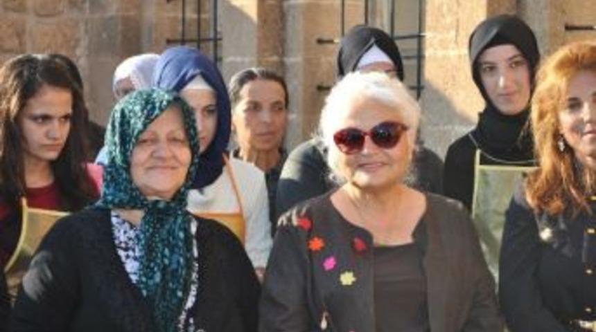 G&uuml;neydoğulu Kadınlara Oyuncu Emel G&ouml;ksu'dan Destek