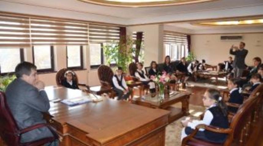 &Ouml;ğrenciler Vali K&uuml;&ccedil;&uuml;k&rsquo;&uuml; Hem G&uuml;ld&uuml;rd&uuml;, Hem D&uuml;ş&uuml;nd&uuml;rd&uuml;