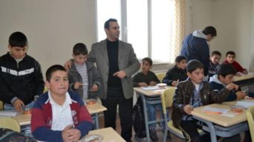 AZMEDER Et&uuml;t Merkezinde Aşure Dağıttı