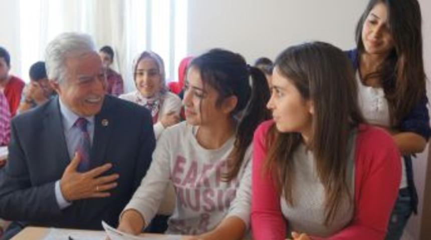 Okuma Salonları Ter&ouml;r&uuml;n Pen&ccedil;esindeki &Ccedil;ocuklara Sahip &Ccedil;ıkıyor