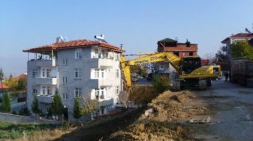 Erbaa&rsquo;da Yol Genişletme Ve İstinat Duvarı &Ccedil;alışması