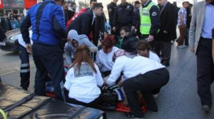 Otomobiliyle Yaya Kadına &Ccedil;arpan Polis Şoka Girdi