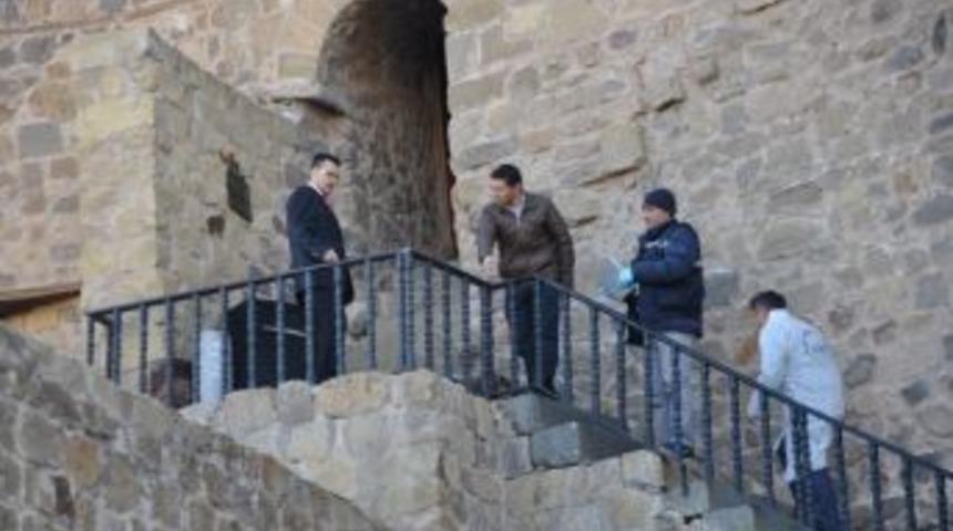 Niğde Kalesi'nin Surlarından D&uuml;şen Yaşlı Adam Hayatını Kaybetti