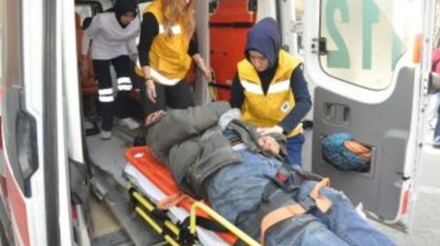 Minib&uuml;sle &Ccedil;arpışan Motosiklet S&uuml;r&uuml;c&uuml;s&uuml; Ağır Yaralandı