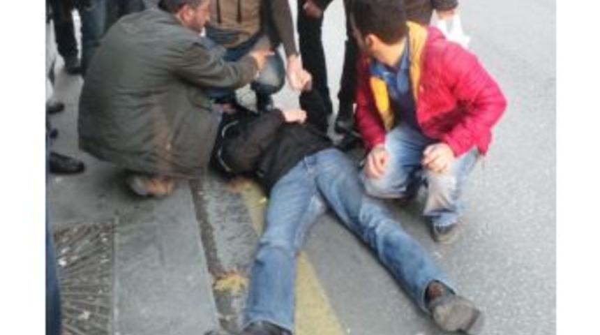 Geri Gelen Otomobil Motosiklete &Ccedil;arptı: 1 Yaralı