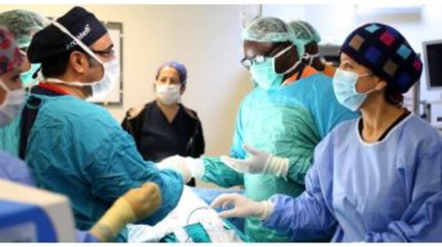 T&uuml;rkiye Ile Kamerun Arasında Sağlık K&ouml;pr&uuml;s&uuml; Kuruldu