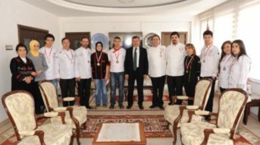 &Ouml;d&uuml;ll&uuml; Aş&ccedil;ılara Vali Yılmaz'dan &Ouml;vg&uuml;