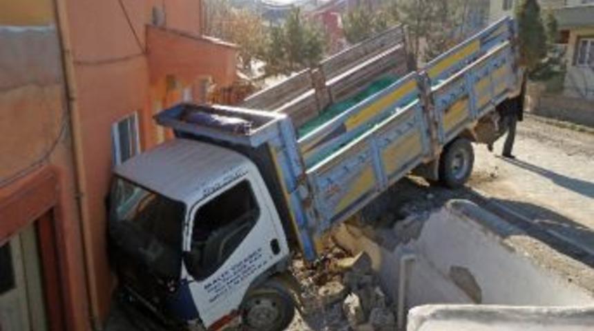 Kelkit&rsquo;te K&ouml;m&uuml;r Y&uuml;kl&uuml; Kamyonet Eve Girdi