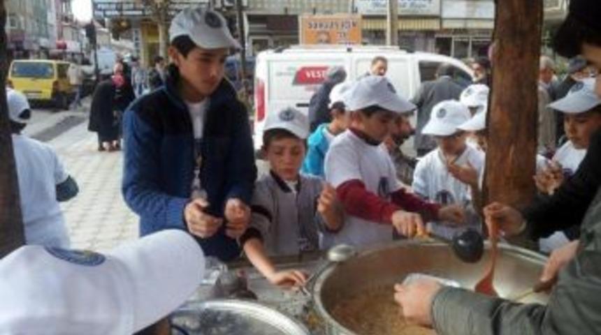 Sorgun &Ccedil;ağlayan İzcilik Spor Kul&uuml;b&uuml; 4 Bin Kişiye Aşure Dağıttı