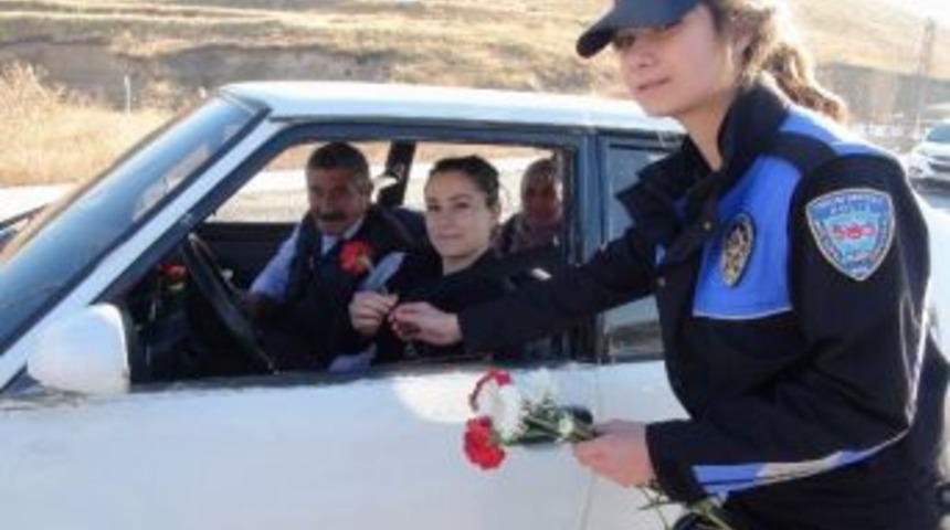 Yozgat Emniyeti, Emniyet Kemeri Takan S&uuml;r&uuml;c&uuml;lere Karanfil Verdi