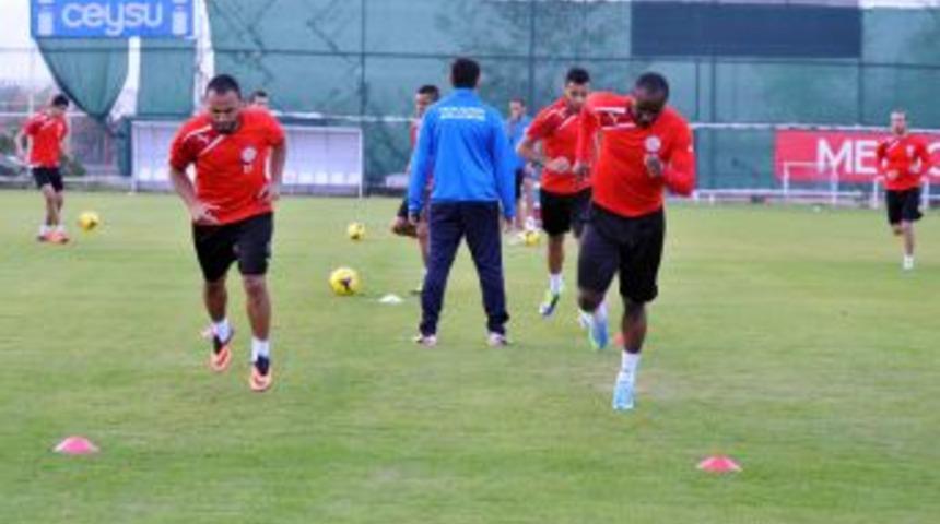 Medical Park Antalyaspor'da Fenerbah&ccedil;e Ma&ccedil;ı &Ouml;ncesi Neşeli Antrenman