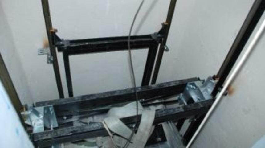 Asans&ouml;r Boşluğuna D&uuml;şen İş&ccedil;i Yaralandı