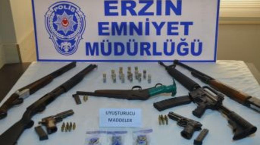Erzin'de Evlerinde 5 T&uuml;fek Ve 2 Tabanca Bulunan Baba Oğul G&ouml;zaltına Alındı