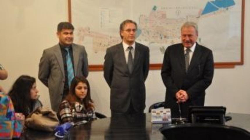 Yurtdışından Gelen &Ouml;ğrenciler Okay&rsquo;ı Ziyaret Etti