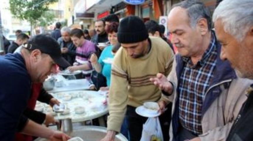 Salihli'de Mahalle Esnafı Aşure Dağıttı