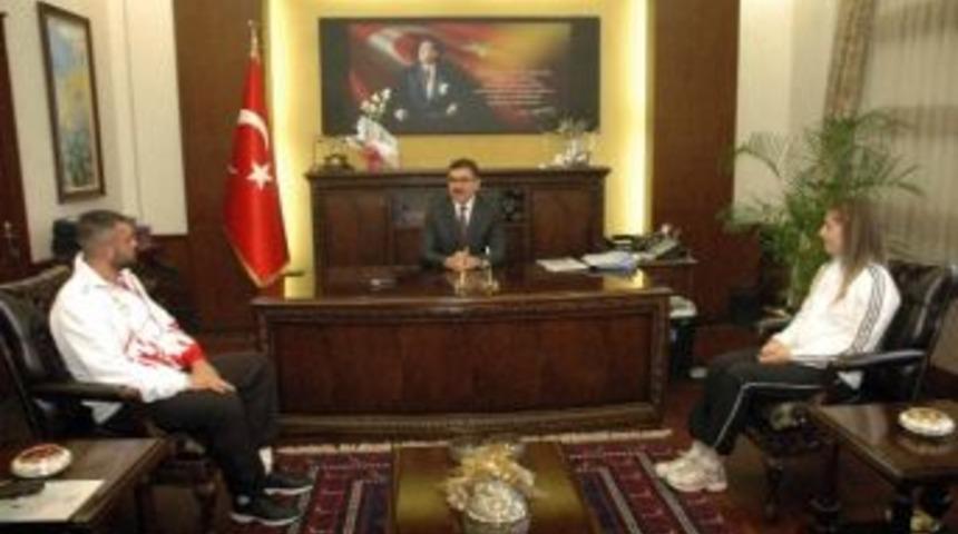 Vali Turhan, Akdeniz Oyunları'nın Şampiyonlarına Bilgisayar Hediye Etti