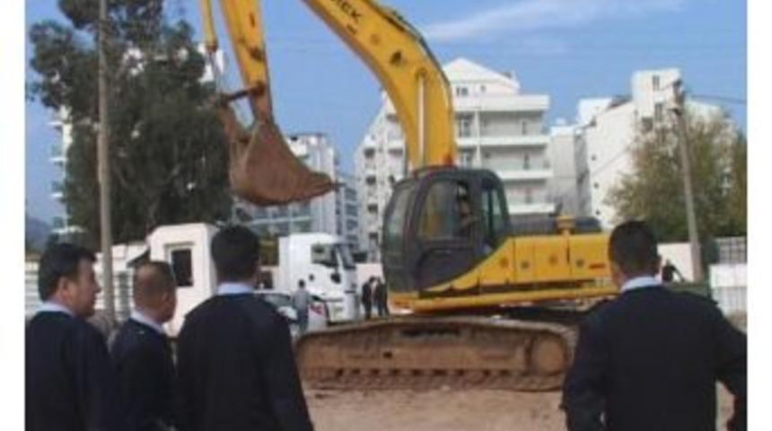 Polise iş makinesiyle &ccedil;arptı