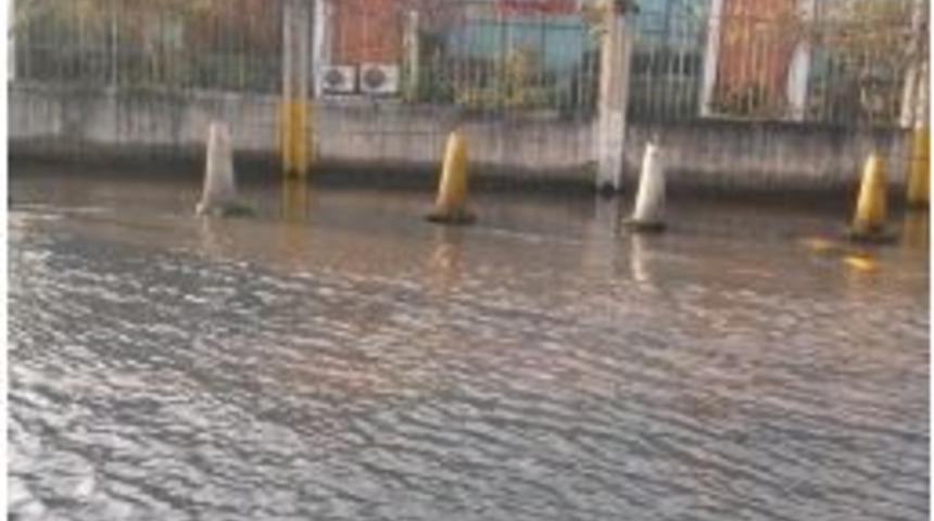 Trabzon&rsquo;da Liman Sahasından Ge&ccedil;en Ana Su Borusu Patladı