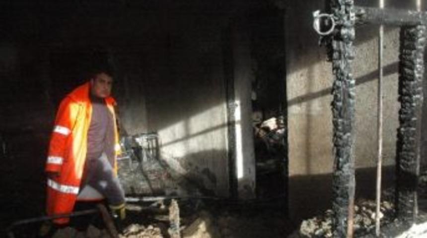 Van&rsquo;da Ev Yangını; 4 Yaralı