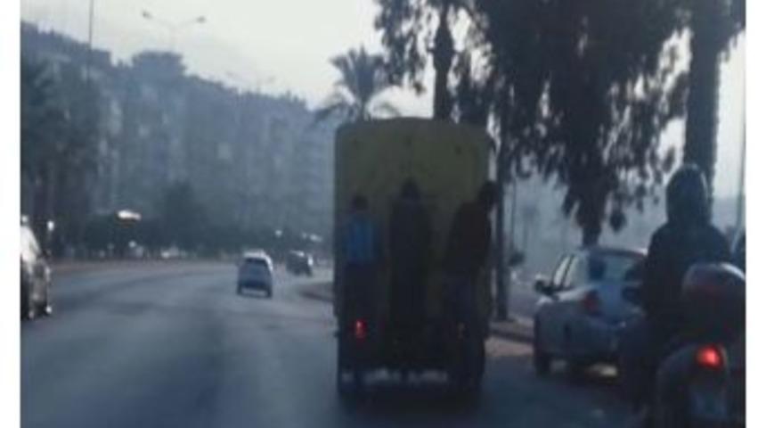 Patenli Gen&ccedil;ler Trafikte Tehlikeli Oyun Oynuyor