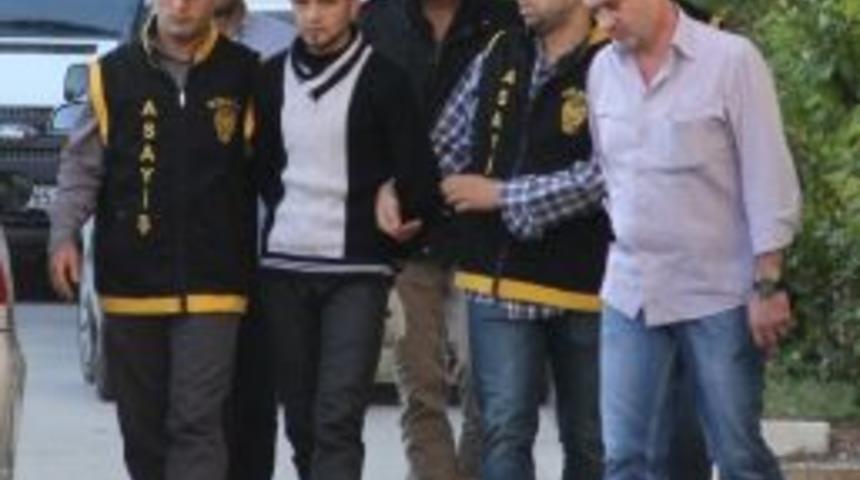 Suriye'den Savaştan Ka&ccedil;tılar, Adana'da Kapka&ccedil; Yaptılar