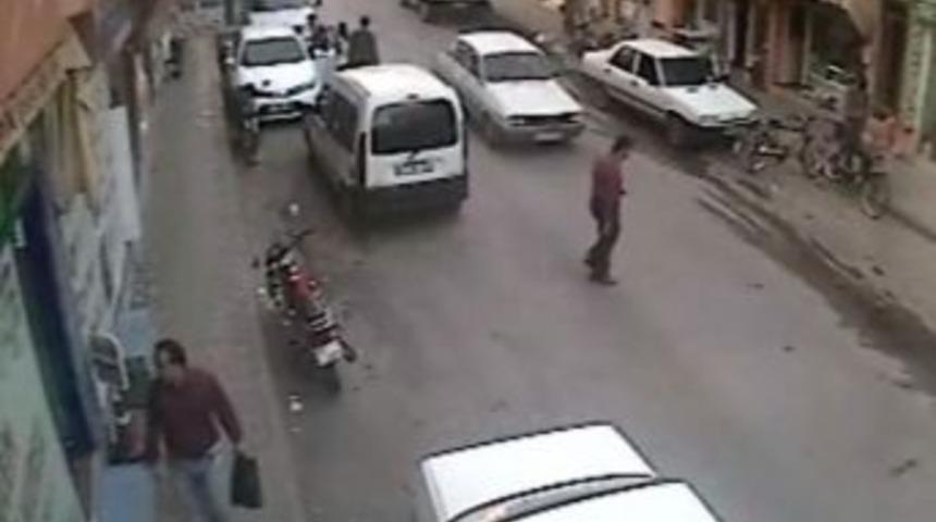 Adana'da otomobilin &ccedil;aycıya &ccedil;arpma anı kamerada