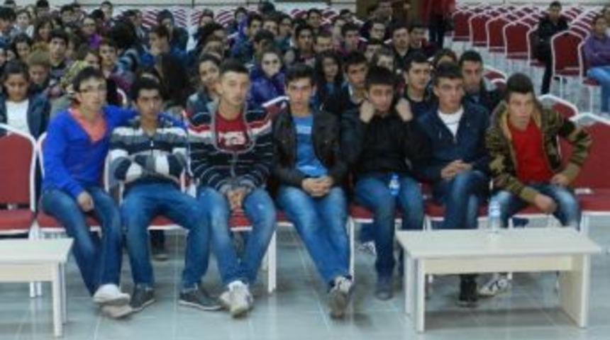 Nevşehir Emniyet M&uuml;d&uuml;rl&uuml;ğ&uuml;, Gen&ccedil;leri Ter&ouml;r &Ouml;rg&uuml;tleri Konusunda Bilgilendirdi