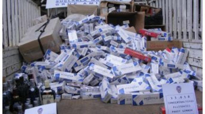 Viranşehir Polisi Bir Kamyonet Dolusu G&uuml;mr&uuml;k Ka&ccedil;ağı Sigara Ele Ge&ccedil;irdi