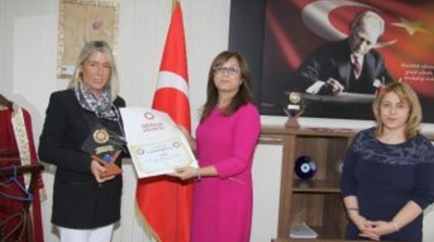 Rekt&ouml;r Kılı&ccedil;&rsquo;tan Hayırseverlere Plaket