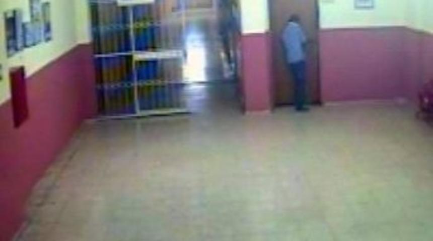 10 g&uuml;nde 3 kez aynı okulu soydu