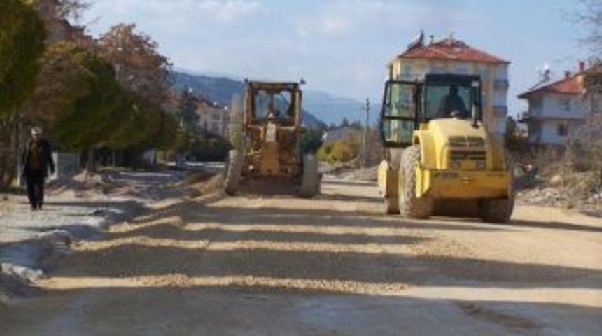 Korkuteli'nde Yol &Ccedil;alışmaları Devam Ediyor