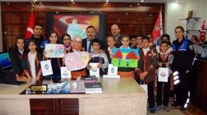 &Ouml;ğrenciler Emniyet M&uuml;d&uuml;r&uuml; Salmaner&rsquo;e Resim Hediye Etti