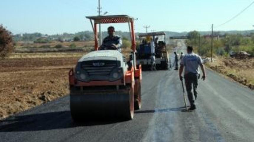 B&uuml;y&uuml;kşehir Belediyesi Ekşili&rsquo;nin Bozuk Yolunu Sıcak Asfaltla Kaplıyor